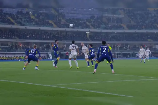 [Goal] Lightning strike! Hojlund heads into the corner from the box