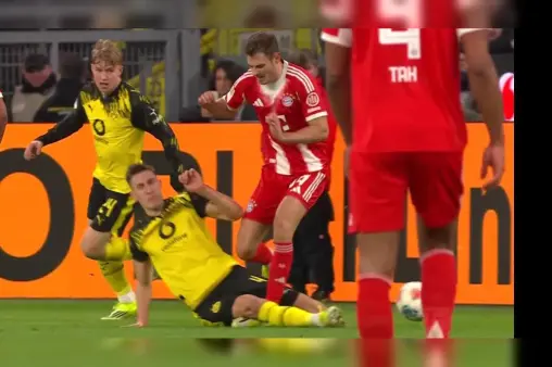 [Yellow Card] Tackle! Schlotterbeck's fierce challenge on Stanisic, referee shows yellow card