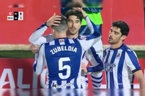 [Goal] Defender's clearance is reckless! Soler smashes home from the far post