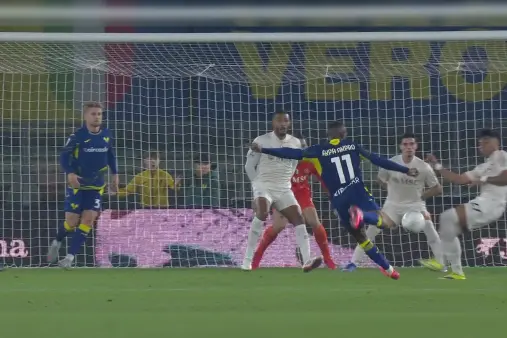 [Goal] Equalizer! Akpa Akpro receives the ball at the edge of the box and fires a shot that deflects off Hojlund into the net