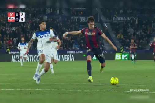 [Goal] The stadium erupts! Espi scores a low shot against the goalkeeper to complete a brace