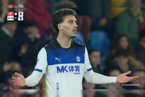 [Red Card] Unlucky? Paladara gets two yellows for pulling opponent, sent off