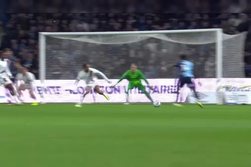 [Highlights] Iron Fist! Safonov palms away N'Diaye's shot with one hand