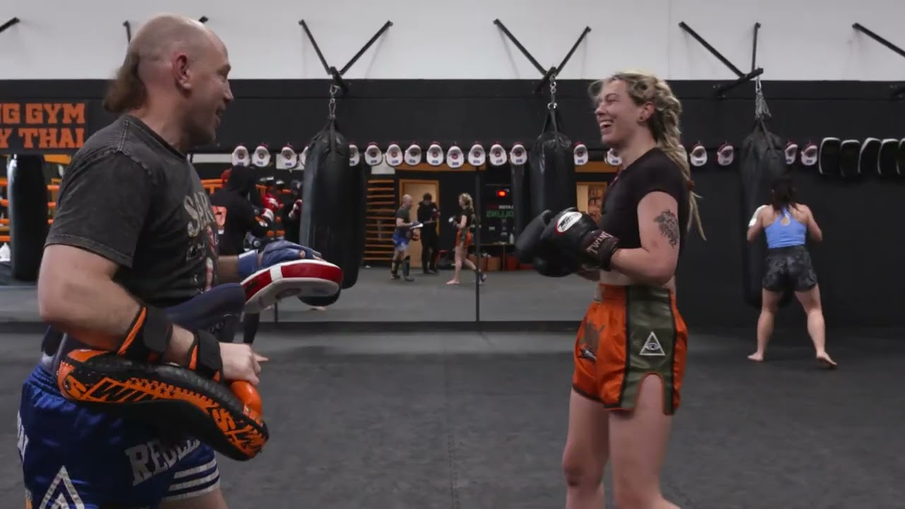 Muaythai Padwork | Lola Noiraud background