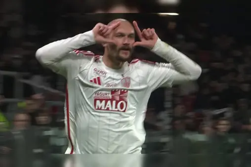 [Goal] Breaks the deadlock! Arok chests the ball in the box and scores with a low shot