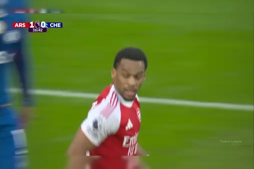 [Highlights] Too many feints! Timber's consecutive stepovers in the box before shot saved