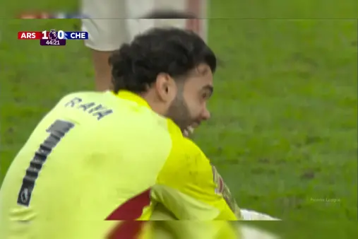 [Highlights] Incredible save! Raya faces multiple defenders in the box and palms the ball away with one hand