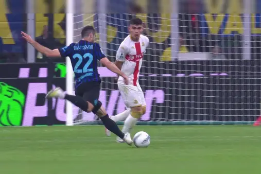 [Highlights] Mkhitaryan dribbles past opponents and takes a long-range shot, which hits the crossbar