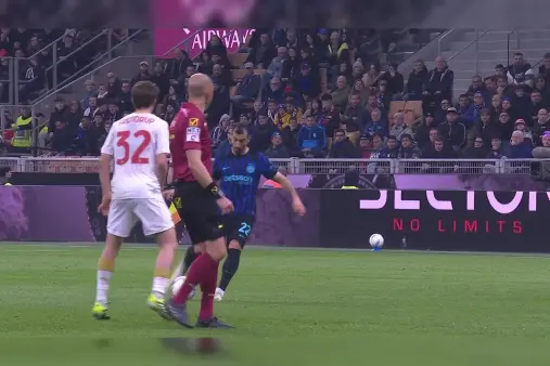 [Goal] A stroke of genius! Mkhitaryan's chipped pass, Dimarco's narrow-angle finish finds the net