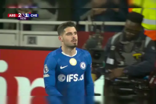 [Red Card] Lack of composure! Neto's边线 tackle on Martinelli results in second yellow, sent off