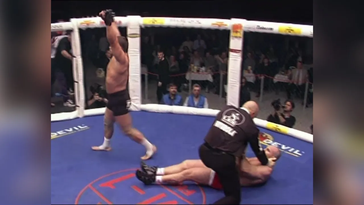 Knockout in 20 seconds in the battle of two tough strikers! Old School Fight between two legends!