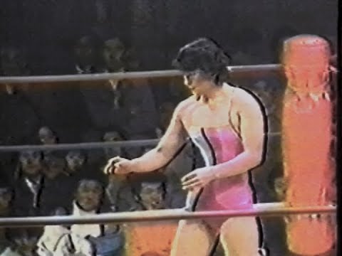 全日本女子プロレス ナンシー久美 vs ジャンボ堀 1982年1月21日 群馬県高崎市中央体育館 background