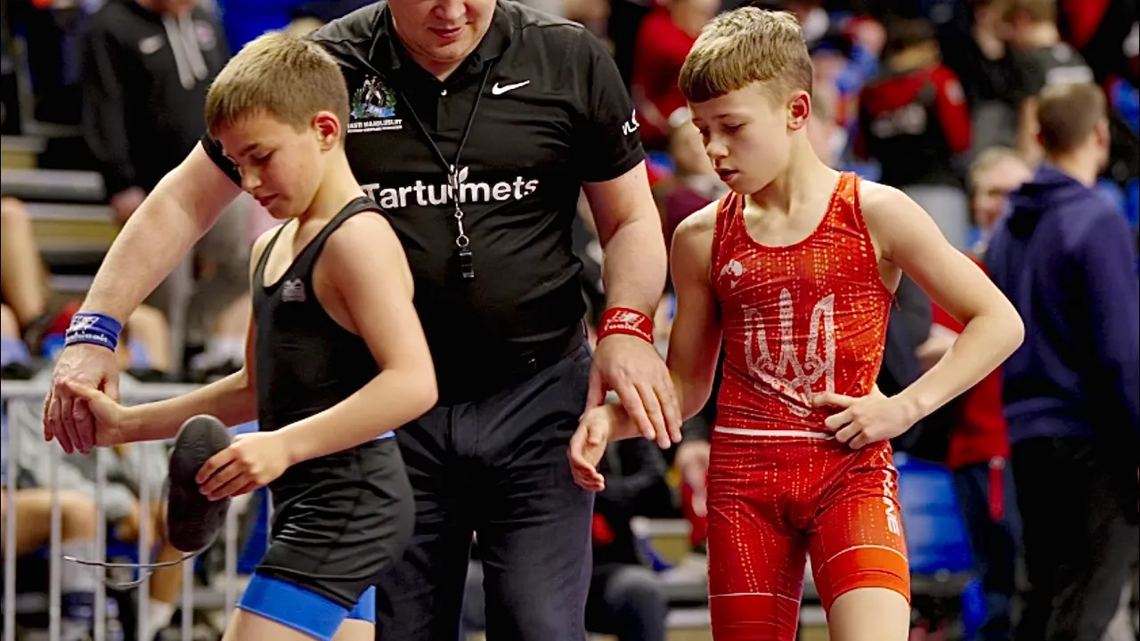 U13 Ihor Lesiuk (UKR) vs David Chiselita (ESP) 35kg. Freestyle boys youth wrestling. B-cam-man