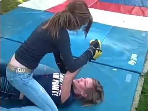 Combattimento di MMA femminile tra ragazze in giardino. Combattimento tra ragazze.