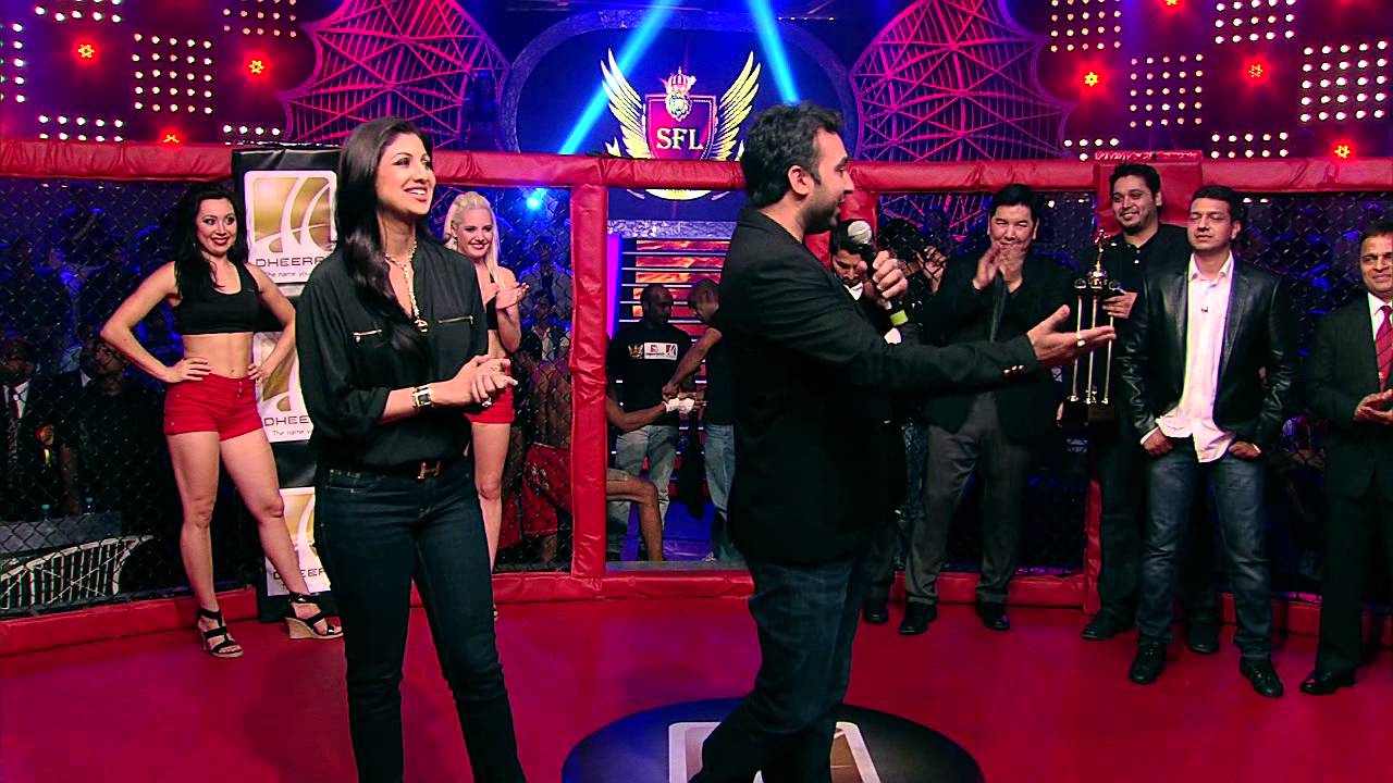 SFL Chairman Raj Kundra receives trophy from All India MMA Association