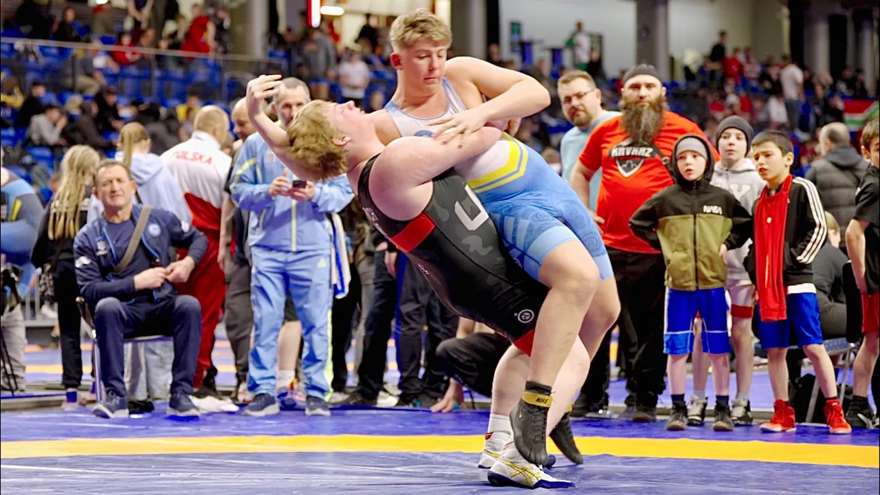 U17 Oleksandr Sych (UKR) vs Lucas Asula (FIN) 110kg. Freestyle boys youth wrestling. B-cam-man background