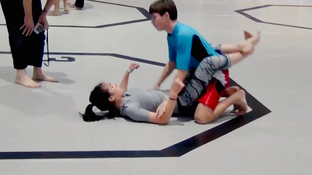The girl picked up the boy and threw him down🔥 #wrestling #sports#bjj background