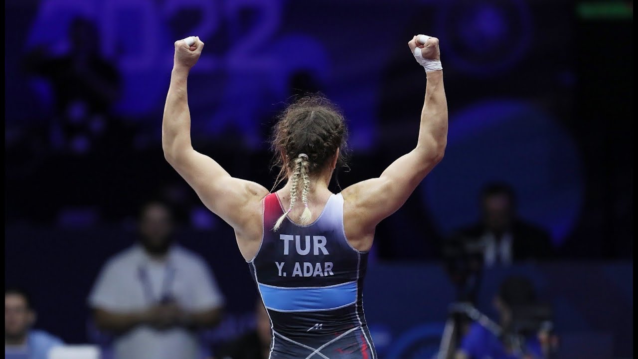 Yasemin Adar Rakip Güreşçiyi Bohçalayarak Tuşladı