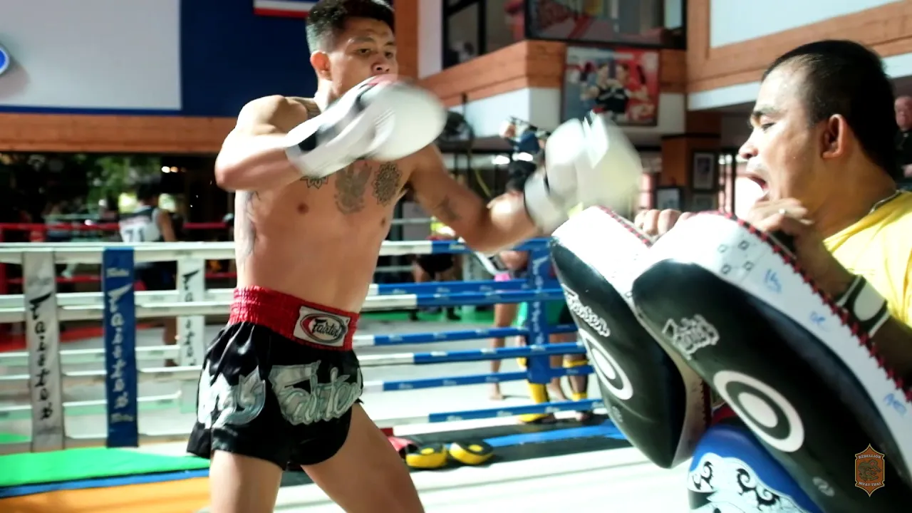 Muaythai Padwork | Kompetchlek Fairtex background