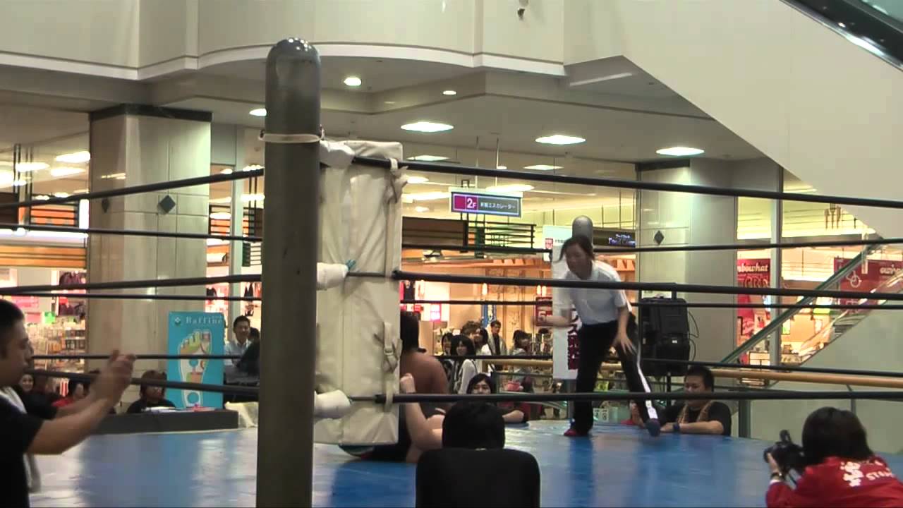 2011/10/23【4】大牟田ゆめタウン大会 メインイベント =九州産業大学プロレス研究部= background