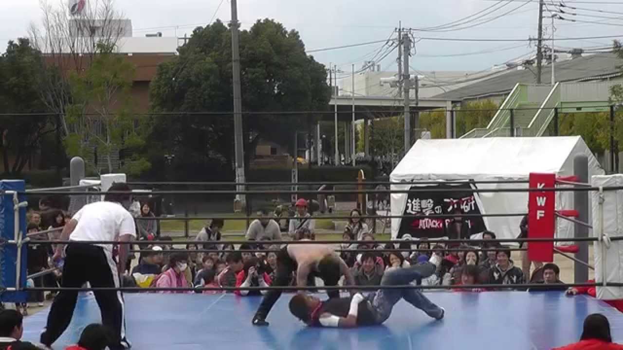2013/11/23【3】第33回福岡流通センター大会 セミファイナル =九州産業大学プロレス研究部=
