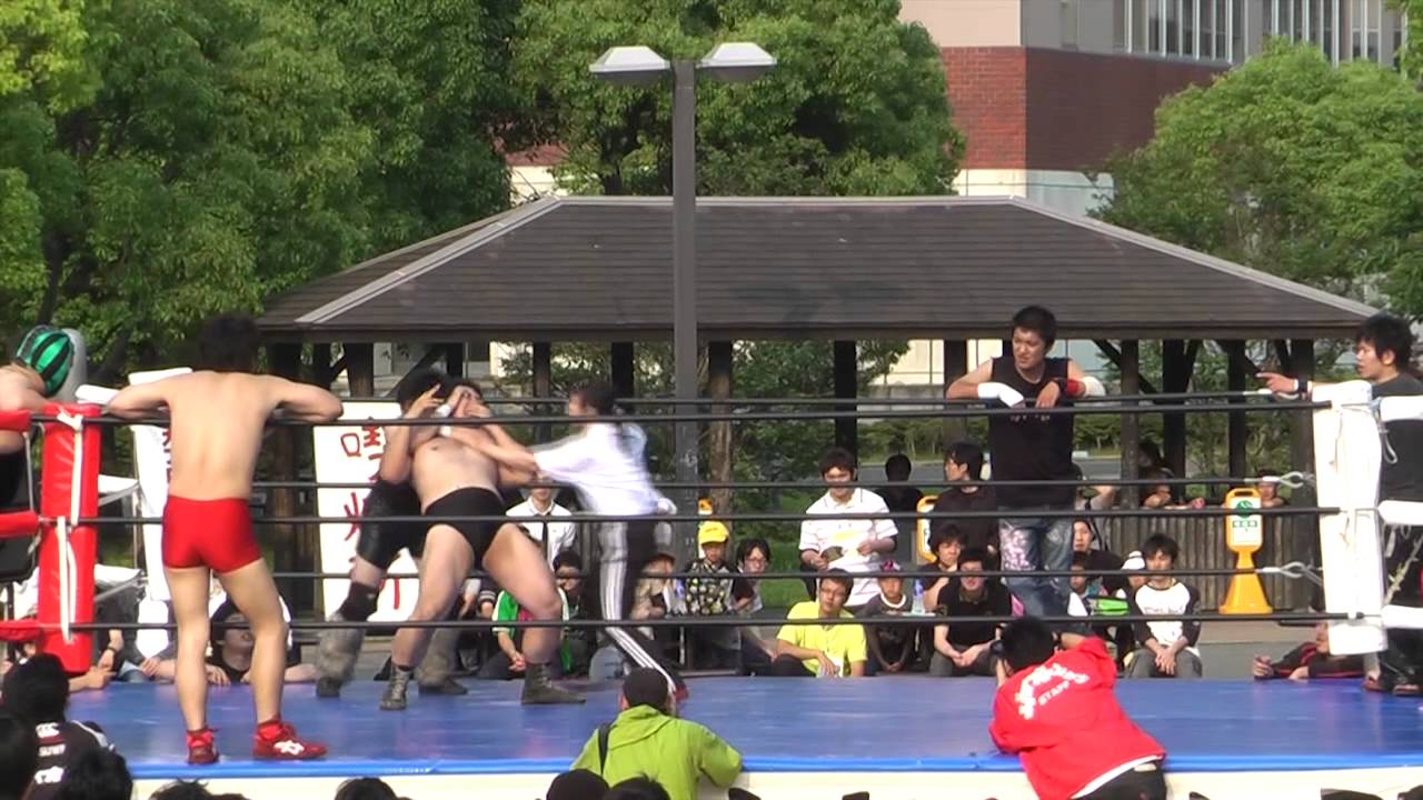 2011/6/5【5】第32回学文祭 セミファイナル 2-3 =九州産業大学プロレス研究部= background