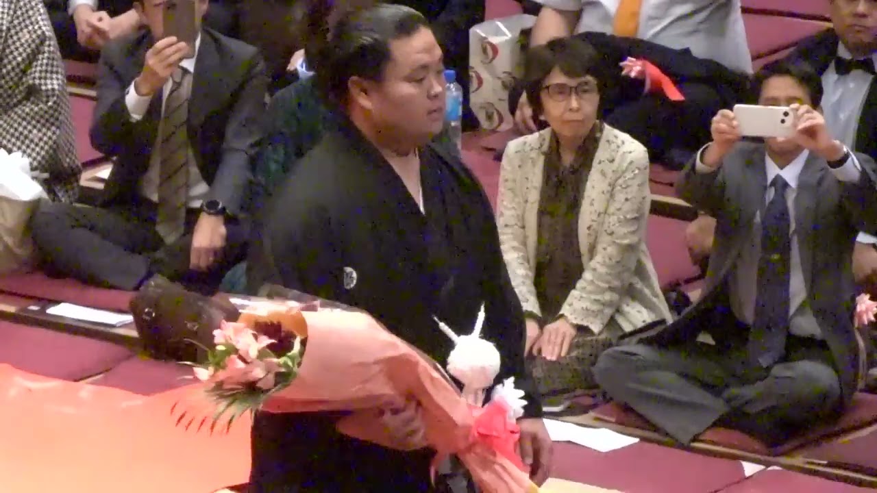 【妙義龍断髪式】お母様へ花束贈呈 MYOGIRYU retirement ceremony 2025/10/5 background