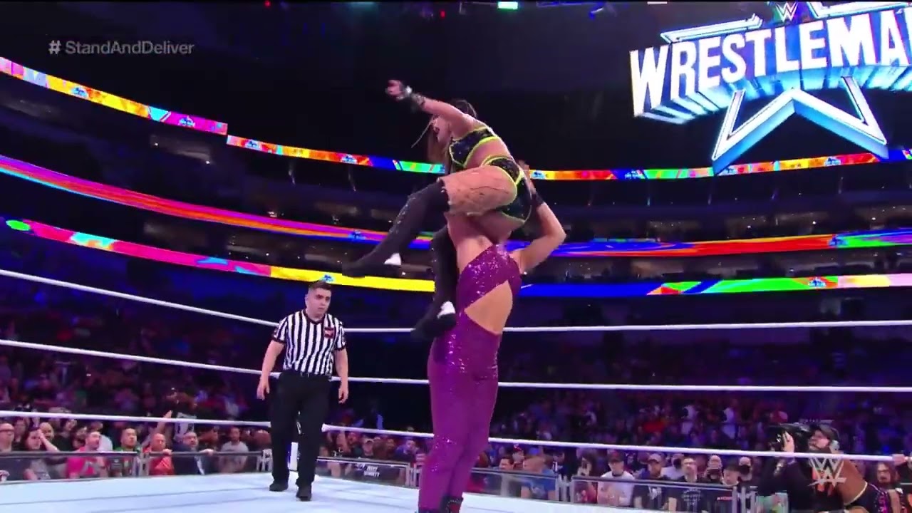 DAKOTA KAI & RAQUEL GONZALEZ VS TOXIC ATTRACTION 3/3 background