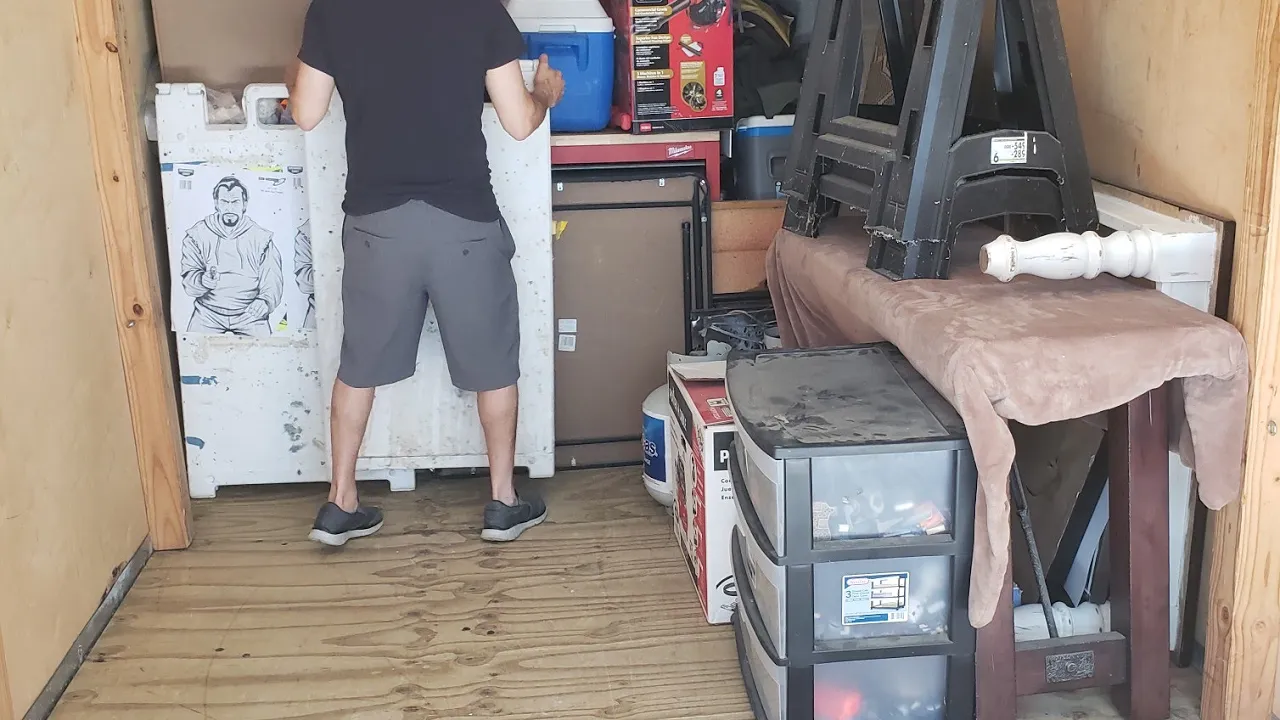IM MOVING OUT! background