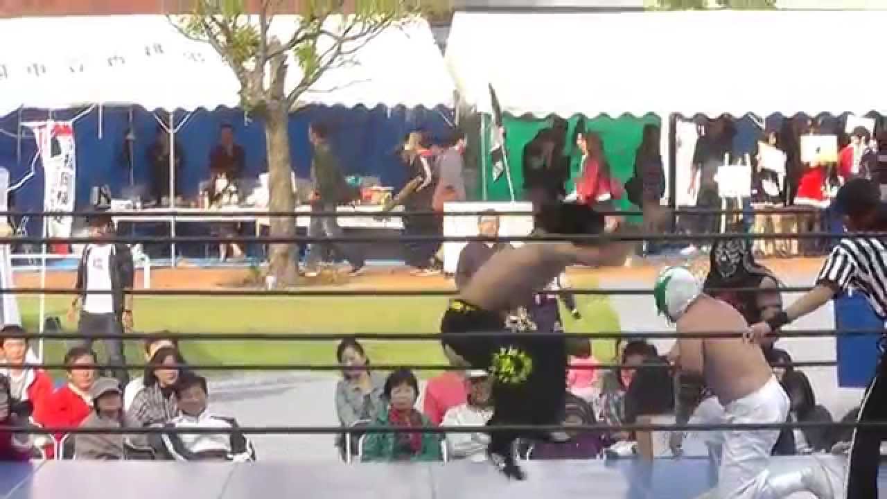 2013/11/4【11】第54回香椎祭 3日目 第1試合 =九州産業大学プロレス研究部= background