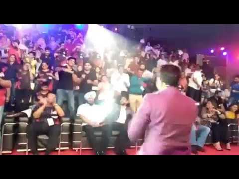 Siddharth Kannan pumps up a jam packed audience | Super Boxing League #SBL