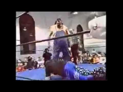 7 feet 2 inches and weighed over 500 pounds. 2 vs 1 Pro Wrestling Squash Fight (Worlds Biggest Man) background