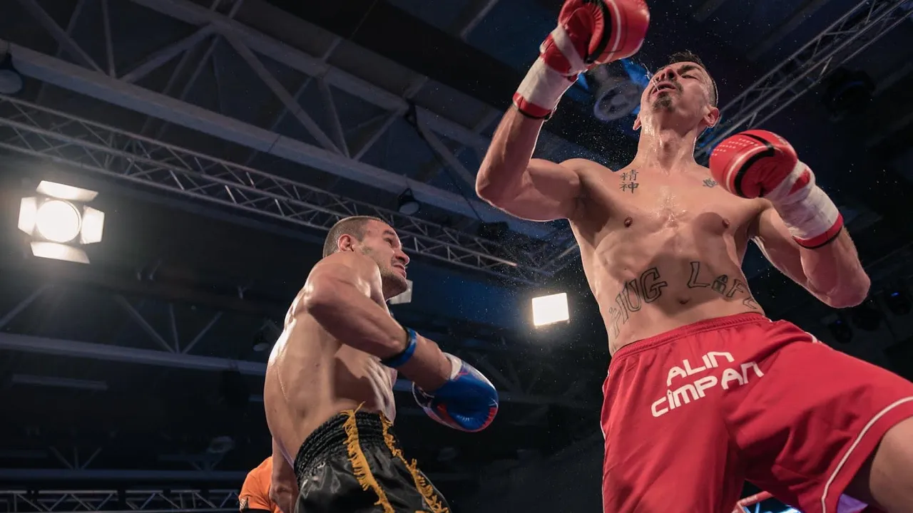 The most incredible return in kickboxing! 2 knockdowns in 1 minute!