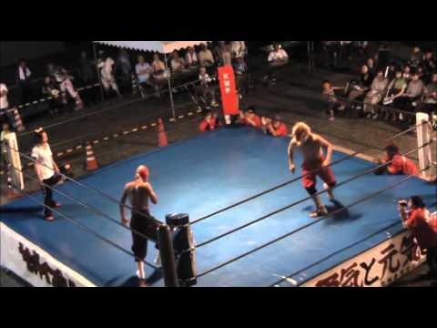 2012/8/25【2】鞍手町商工会剣第三支部夏祭り 第2試合 =九州産業大学プロレス研究部= background