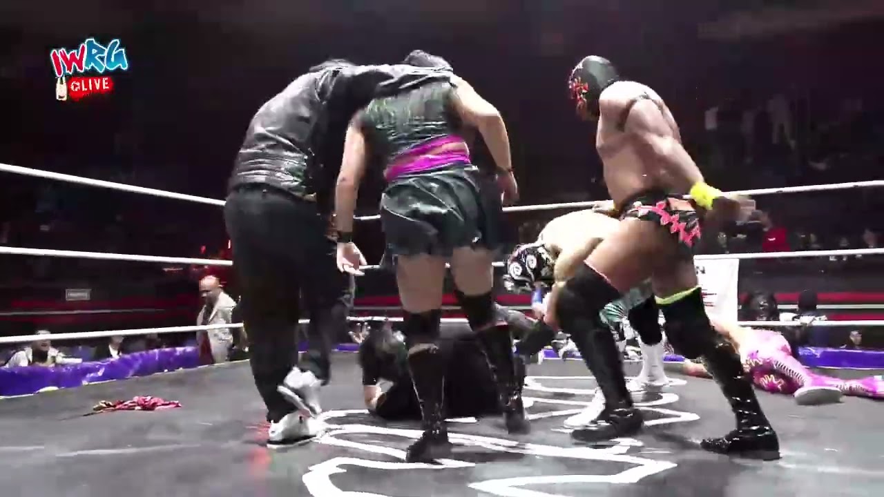 "UNA BOLA DE MOLEROS SON" HELL BOY ENFRENTA A CHESSMAN