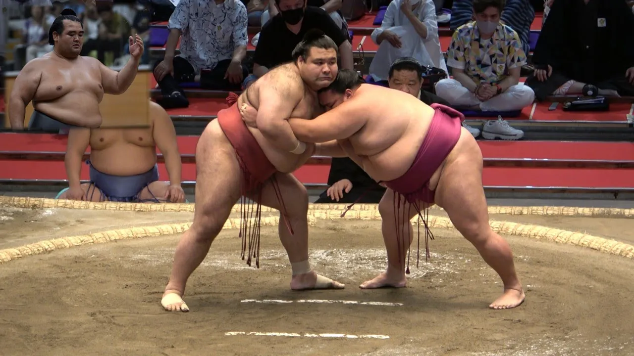 Can 4 ex-ozeki win big in May? background