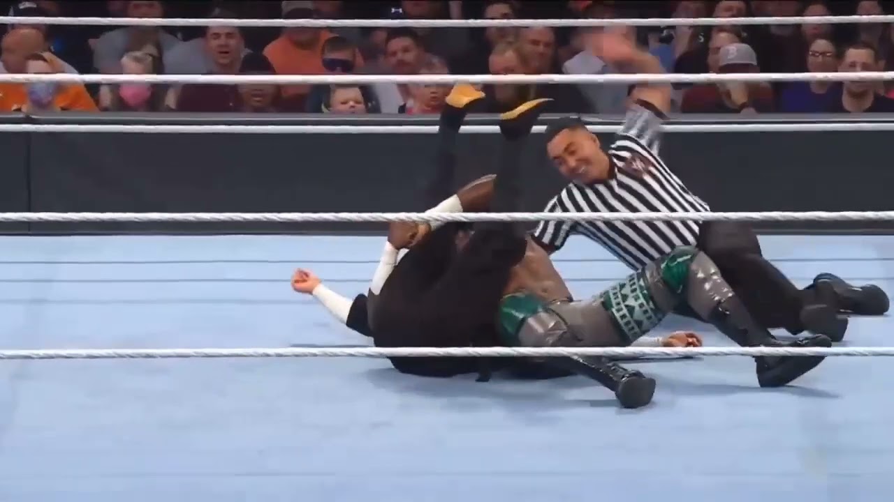AKIRA TOZAWA VS APOLLO CREWS 2/2 background