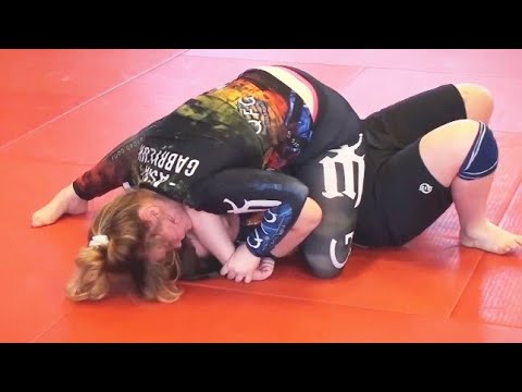 “Power vs Technique 😱 | Girl Dominates Ground Fight 🤼‍♀️🔥”#bjj #combatsport #nogi #jiujitsu #mma 