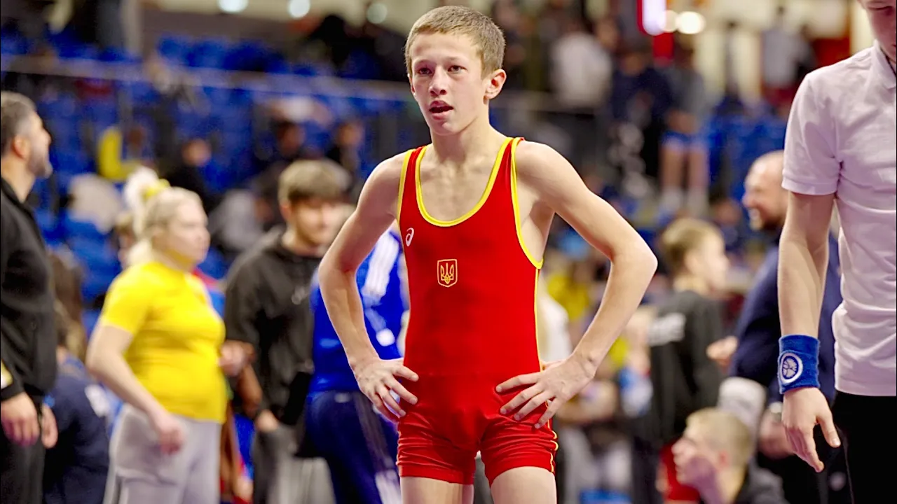 U13 Rostislav Lyahov (UKR) vs Hlib Halat (EST) 42kg. Freestyle boys youth wrestling. B-cam-man background