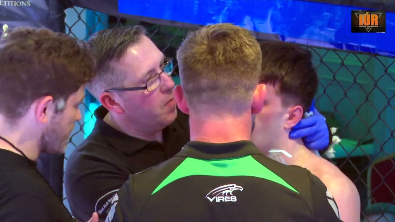 IÚR FC 4 - Xavier Rooney vs Aaron Henry background