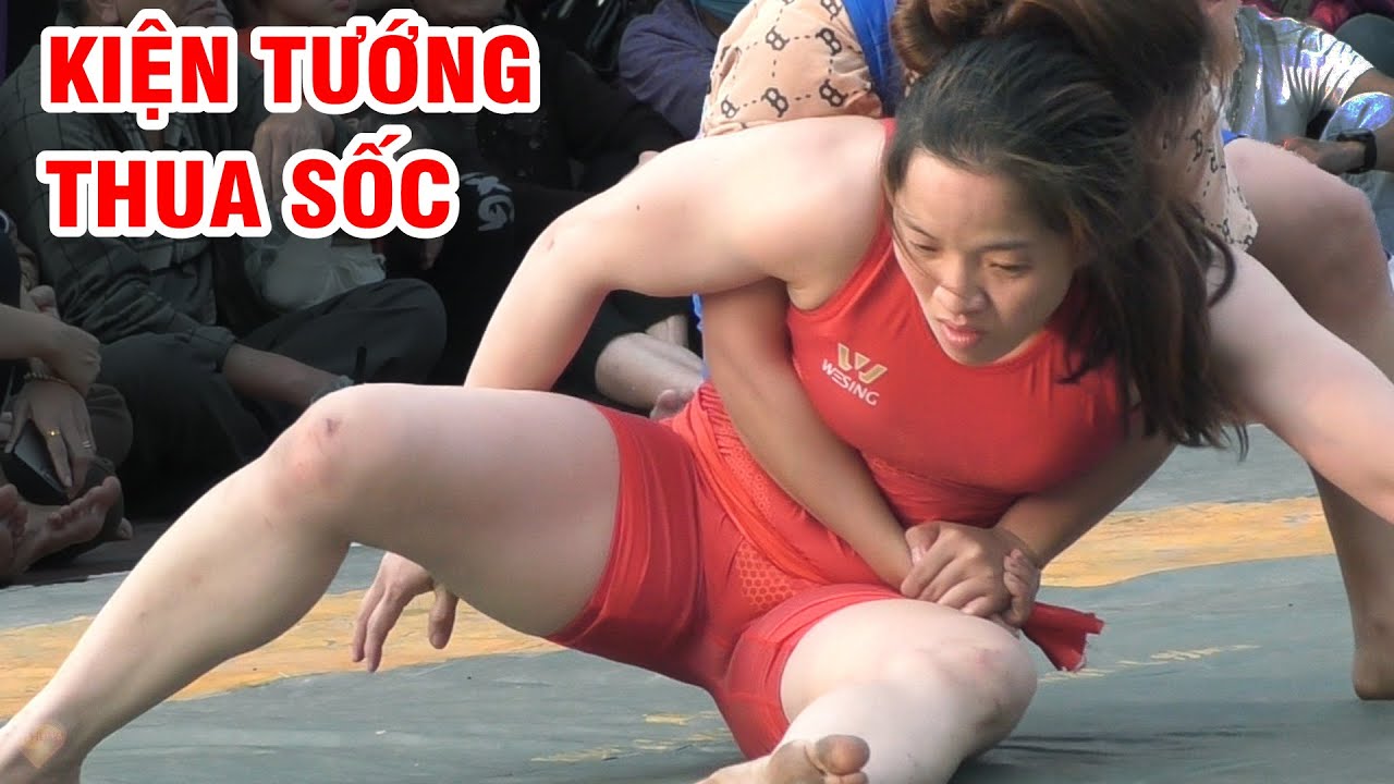 Vật nữ Women's wrestling - Nữ kiện tướng Đ.T.Kim Oanh thua sốc giải Nhất hội Trùng Quán. background