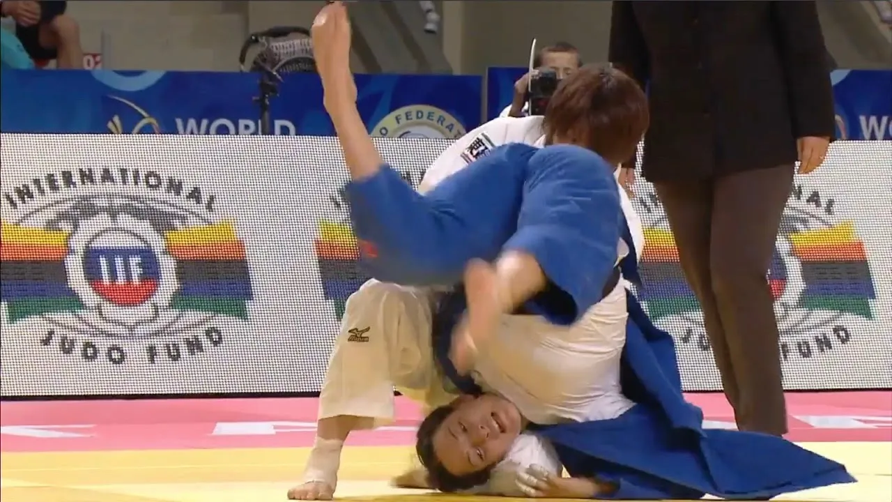 Womens Judo: War on the floor - Miku Tashiro 田代 未来 vs Marian Urdabayev