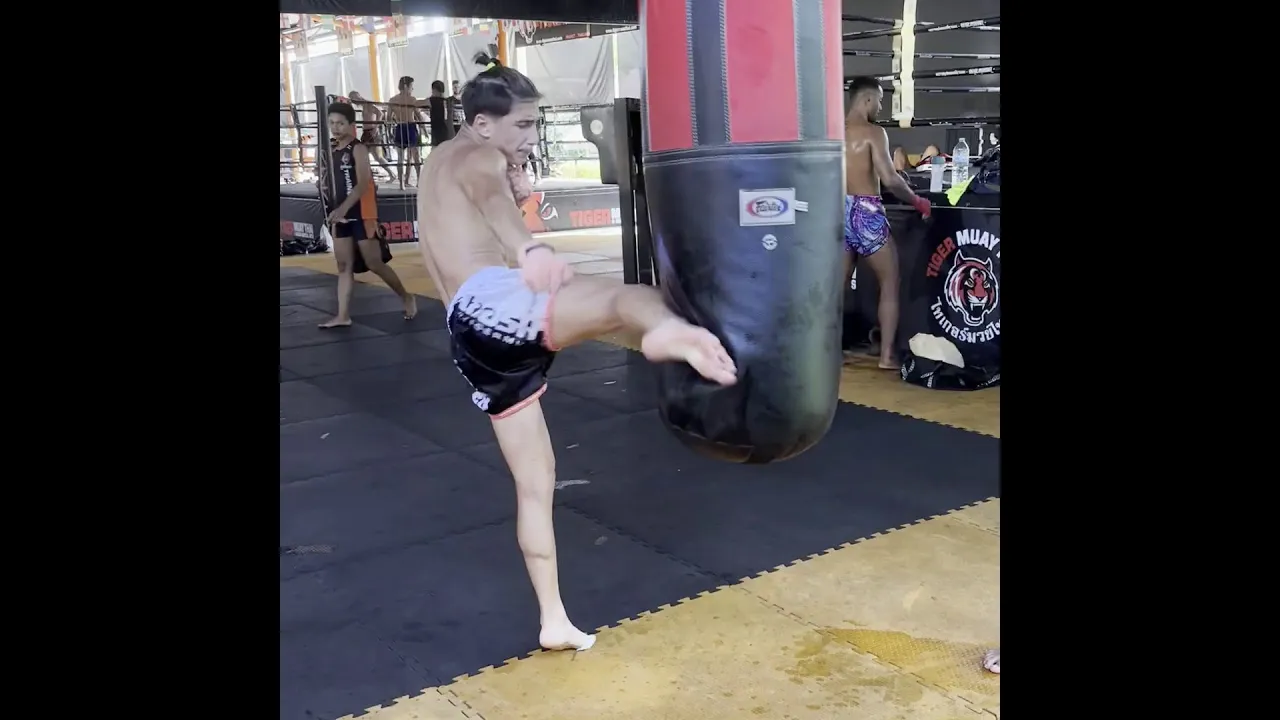 Ramadan Ondash ЁЯЗ▒ЁЯЗз and Parsa Aminpour ЁЯЗоЁЯЗ╖ heavy bag kicks background