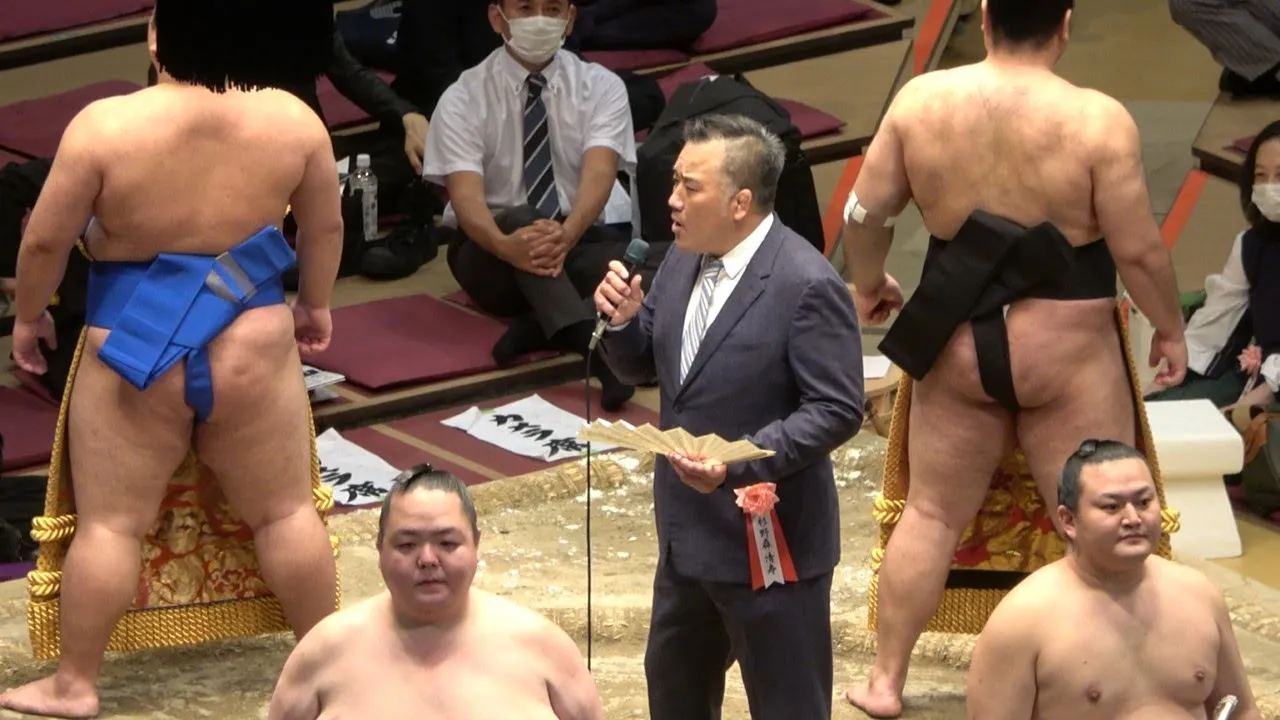 Asofuji's show-stopping sumo jinku performance (for brother Aminishiki)