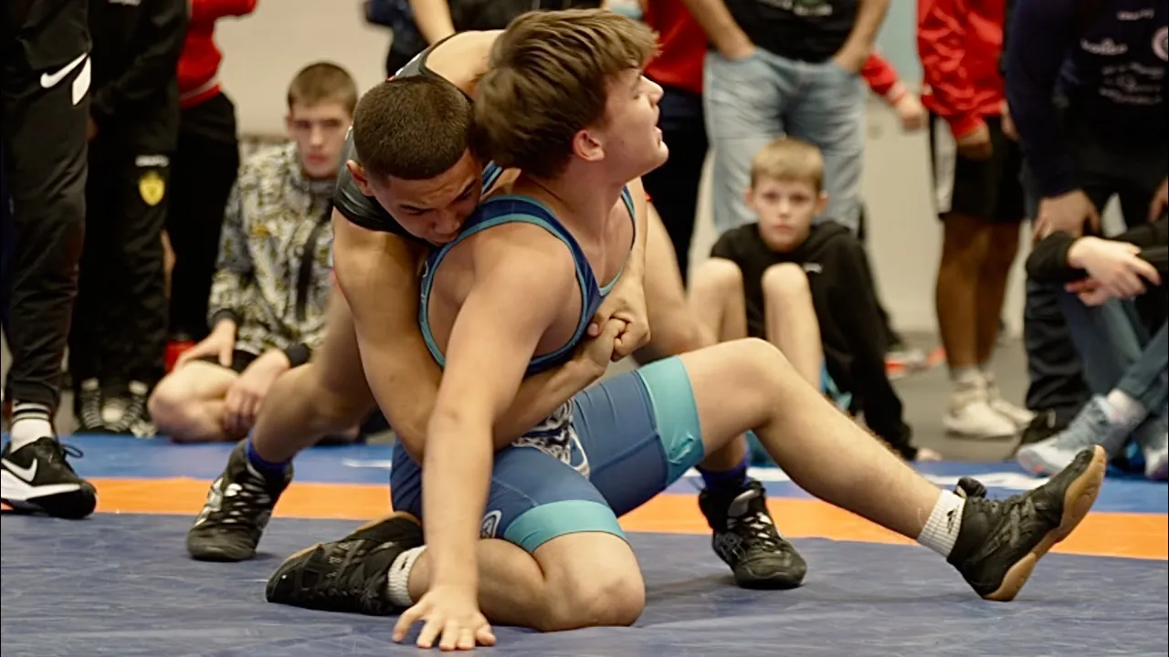 U15 Javohir Kamolov (UZB) vs Otso Yli-Hannuksela (FIN) 75kg. Greco-roman boys youth wrestling. B-cam background