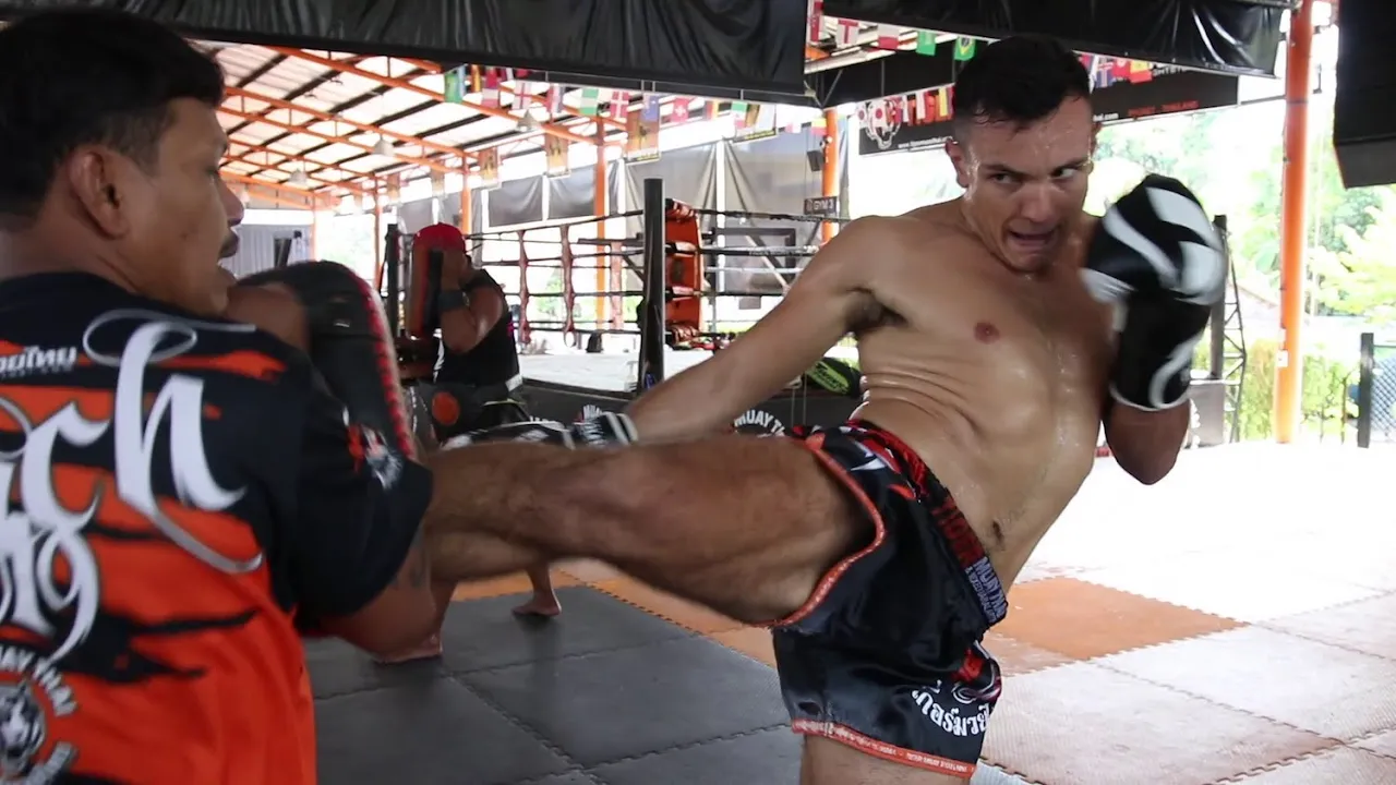 Tomi Barrios training for fight vs Muangfahlek Por.Petsiri at Muay Thai Super Champ