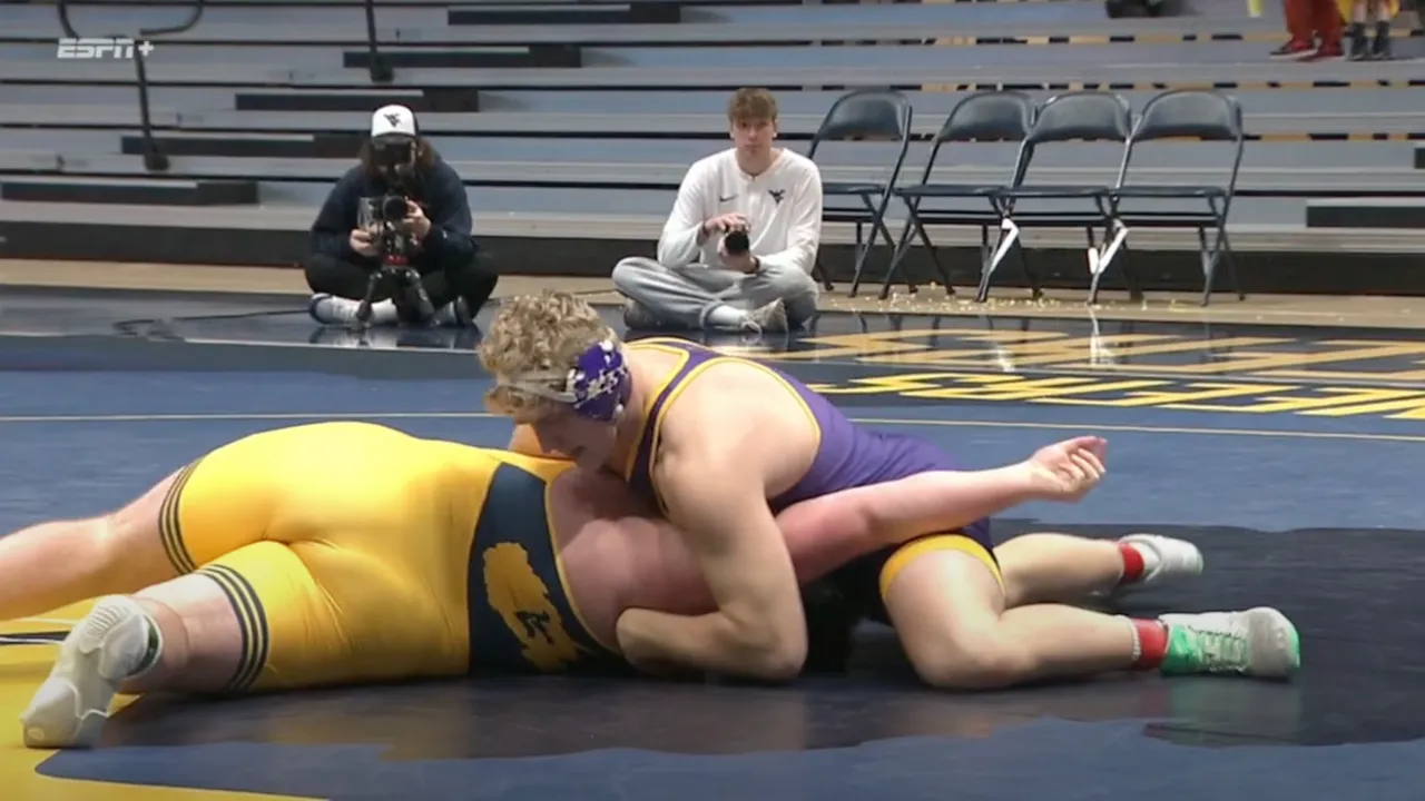 HWT Lance Runyon (UNI) vs Wilson Spires (West Virginia) background