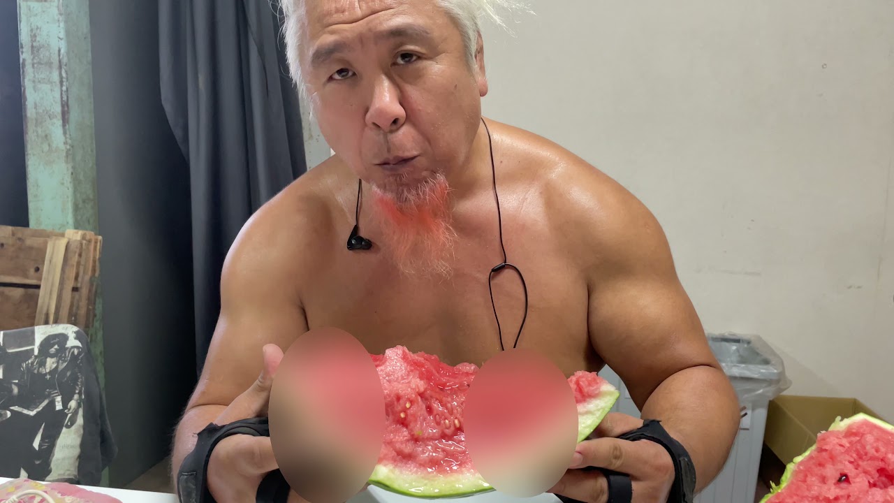 プロレスラーがスイカ割り
