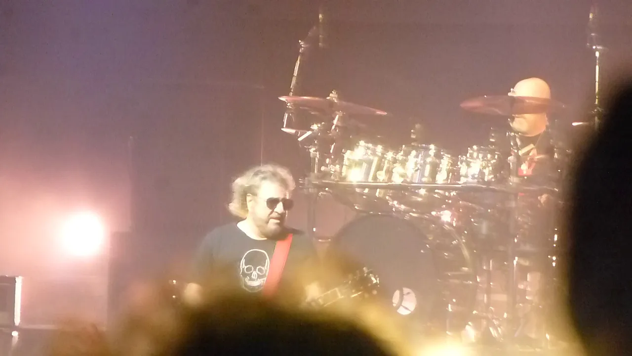 Sammy Hagar & The Circle - I Can't Drive 55 background