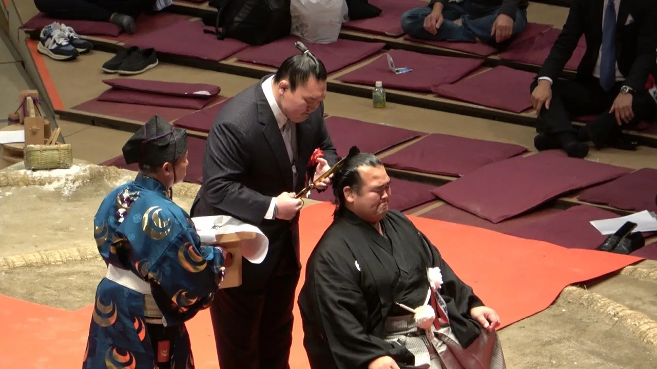 Kotoshogiku's epic bout with two toddler sons! (Oct 1st 2022)